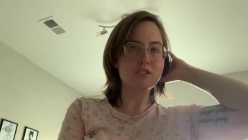 Bruneta sexy joaca excita fata camerei